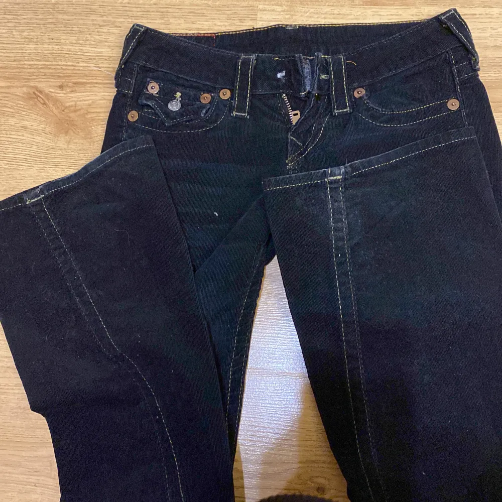 Svarta true religion jeans i Manchester tyg, väldigt lågmidjade och utvängda, saknar knappen t gylfen, passar om man är ca 165-168cm lång och brukar ha S/XS. Jeans & Byxor.