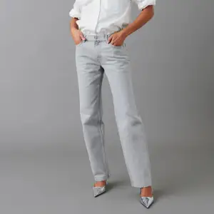 Säljer mina gråa ”Low straight jeans” från GinaTricot. Storlek 36, fint skick!😍 Nypris 499kr, köparen står för frakten🤗