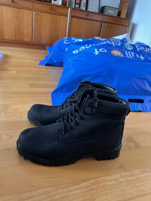 Kängor från Nelly - Måttligt använda kängor från Nelly 