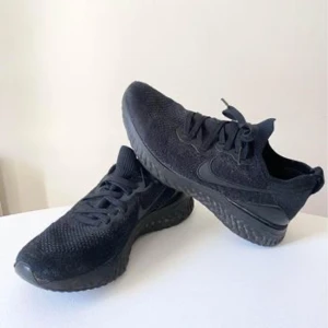 Löparskor Nike - Väldigt sköna och mjuka löparskor från Nike. Säljer på grund av att jag behöver en annan löpskor för mitt steg :) jag har storlek 38 men dessa är 39, så skulle säga de är lite små i storleken!  Nypris 1500kr