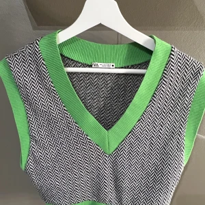 Grön grå Topp - Jättefin topp köpt från zara för ungefär 2år sedan, använt Max 2 gånger och är i väldigt fint skick 