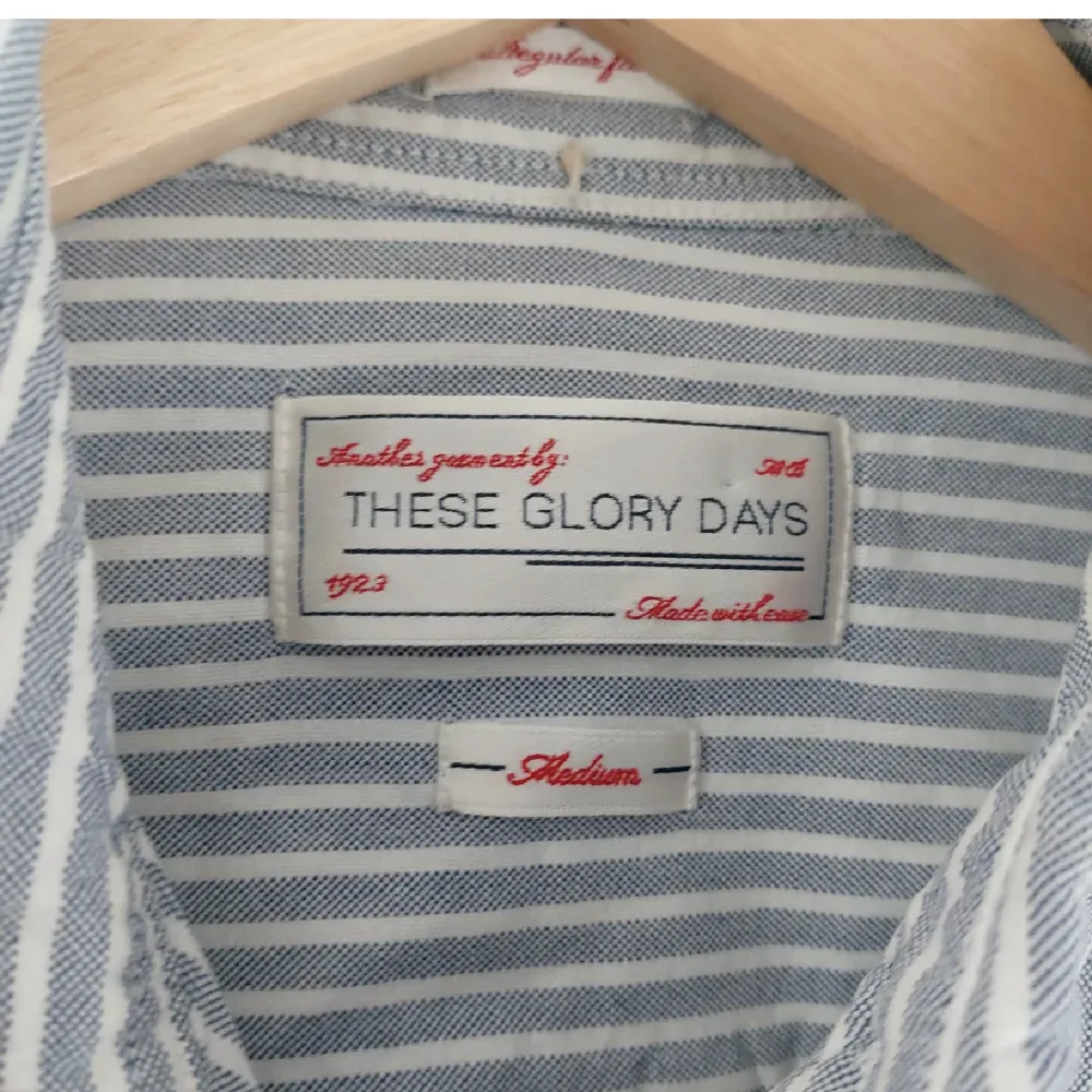 Fin ljusblå damskjorta från These glory days i storlek M.. Skjortor.