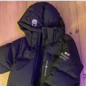 Sail racing jacka - Säljer min sail racing jacka! Köpt 2022 på stadium för ca 4000 men knappt använd alltså i nyskick! ❤️