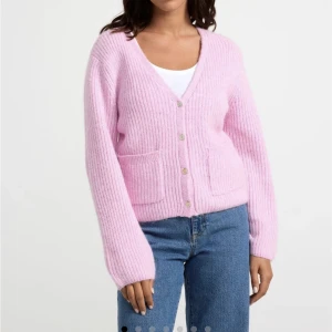 Kofta  - Säljer denna supergulliga kofta från Lindex🫶🏻 storlek M men passar även mig som brukar ha S🫶🏻