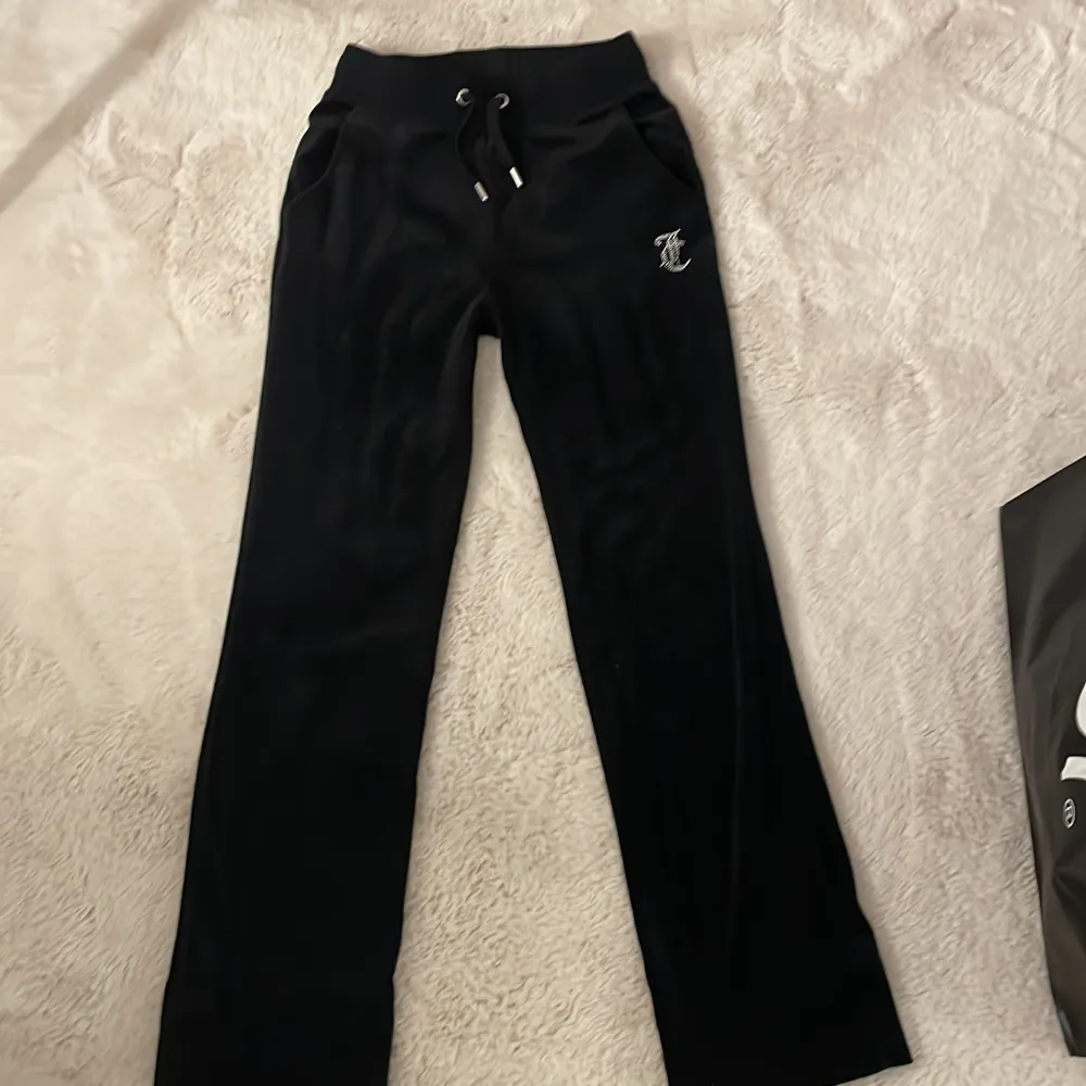 Nästan oanvända Svarta Juicy Couture sammets/ velour byxor. Jeans & Byxor.