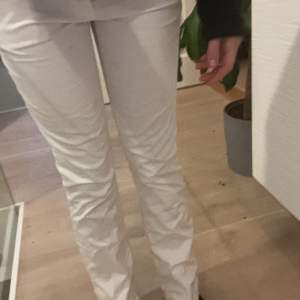  fina vita gant jeans som tyvärr är lite för små för mig , Sitter bra och är lite flare. Älskar den här jeansen så mycket och det kommer du också göra🤍🤍