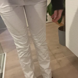 Gant jeans🤍 -  fina vita gant jeans som tyvärr är lite för små för mig , Sitter bra och är lite flare. Älskar den här jeansen så mycket och det kommer du också göra🤍🤍