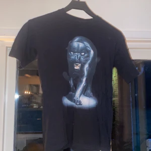 T-shirt med tryck - T-shirt med tryck, som är köpt från Junkyard. I storlek XS, använd någon gång☺️