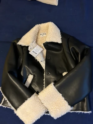 Jacka, Belen Hostalet x NA-KD  - Köpte jackan med voucher, fick inte lämna tillbaka den.  Aldrig använt den då den inte sitter snyggt på mig.   Belen Hostalet x NA-KD collection 
