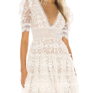 STUDENTKLÄNNING Bronx and Bianco  - Säljer min studentklänning som jag älskar. Har tyvärr inga bättre bilder än dessa men klänningen är i mycket bra skick då jag endast använt den en gång, kemtvättad och har inga defekter. Köptes på REVOLVE, priset är förhandlingsbart. 💕