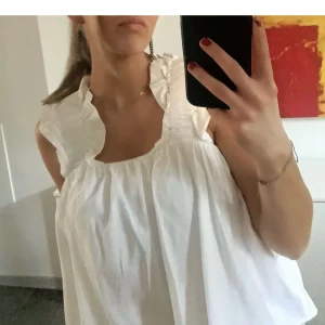 Vit blus - Så fin vit blus! Längre bak och kortare där fram 