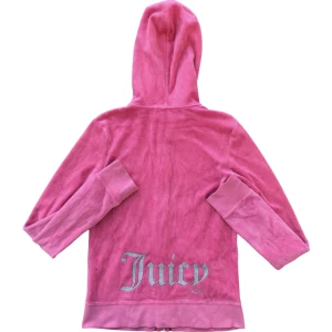 Rosa Juicy Couture Huvtröja - Snygg rosa zip-up i velour från Juicy Couture. Tröjan är i storlek M. Ställ gärna frågor!😊
