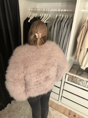 Pälsjacka  - Säljer denna SUPER snygga pälsjacka med min vän, från Dennis Maglić, knappas använd, passar  perfekt nu till hösten och vintern. Möts upp i Sthlm eller fraktar, skriv om du har några frågor🤍