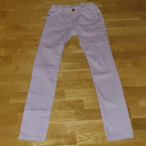 Zara byxor - Rosa zara byxor, använd fåtal gånger. Egentligen är den i barnstorlek men den har en stretching midja så kan passa någon under 168cm 😊