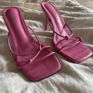 Klackar  - Säljer dessa fina rosa klackar då de aldrig kommit till användning.💞