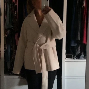 Kappa ginatricot - Jättefin kappa från Gina, helt oanvänd!