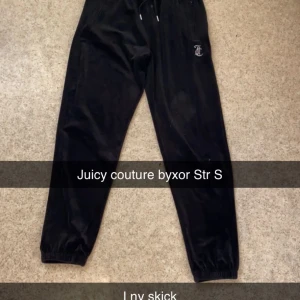 Juicy couture  - Jättebra skick säljer då jag inte använder dom🩷 str S det står info i bilden också🫶🏼tränings modellen!
