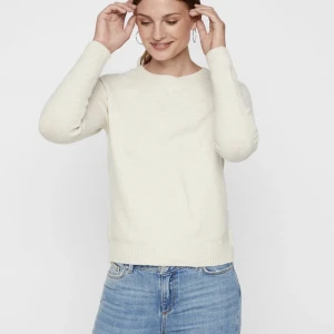 Stickad tröja  - Säljer denna trendiga stickade tröjan ifrån Vero Moda. Enbart använd någon få gång💗Kontakta för fler frågor eller bilder. 