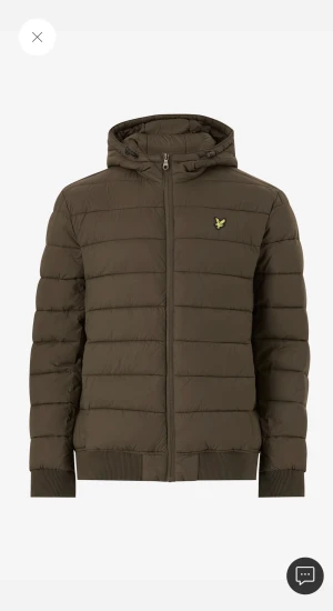 Lyle & Scott - Jacka - Höst/vinter jacka från Lyle & Scott. Endast provad jag garanterar nyskick på jackan. Skickar med gratis frakt eller möts upp om så önskas.  Nypris: 1649 kr   Storlek: S  Färg: Olivgrön  Skick: Ny   Hör av er vid frågor eller bilder 