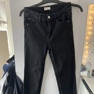 Ett par svarta raka högmidjade jeans från Lindex i storlek 38, bra skick