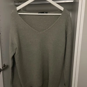 Grön stickad tröja - Grön fin stickad tröja, tunt och lätt stickad Oversized i storleken Säljer på grund av att jag inte använder den