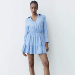 En jätte fin blå klänning från Zara! Bara använd 1 gång. Säljer då den inte kommer till användning. Kom priv för bilder på 💓