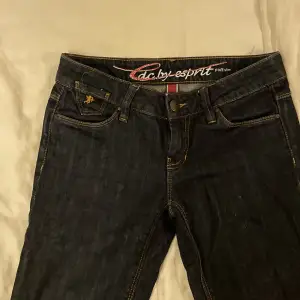 lågmidjade jeans från esprit. köpte second hand men har inte använts. super fin mörkblå och snygg detalj på bakfickan. passar mig som är 165. för fler frågor skriv💫