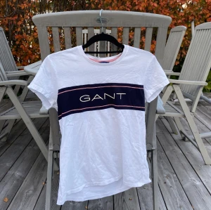 Vit Gant T-shirt med mörkblått print - Väldigt bra skick.(använd få gånger) 170 cm, 15 år (S)