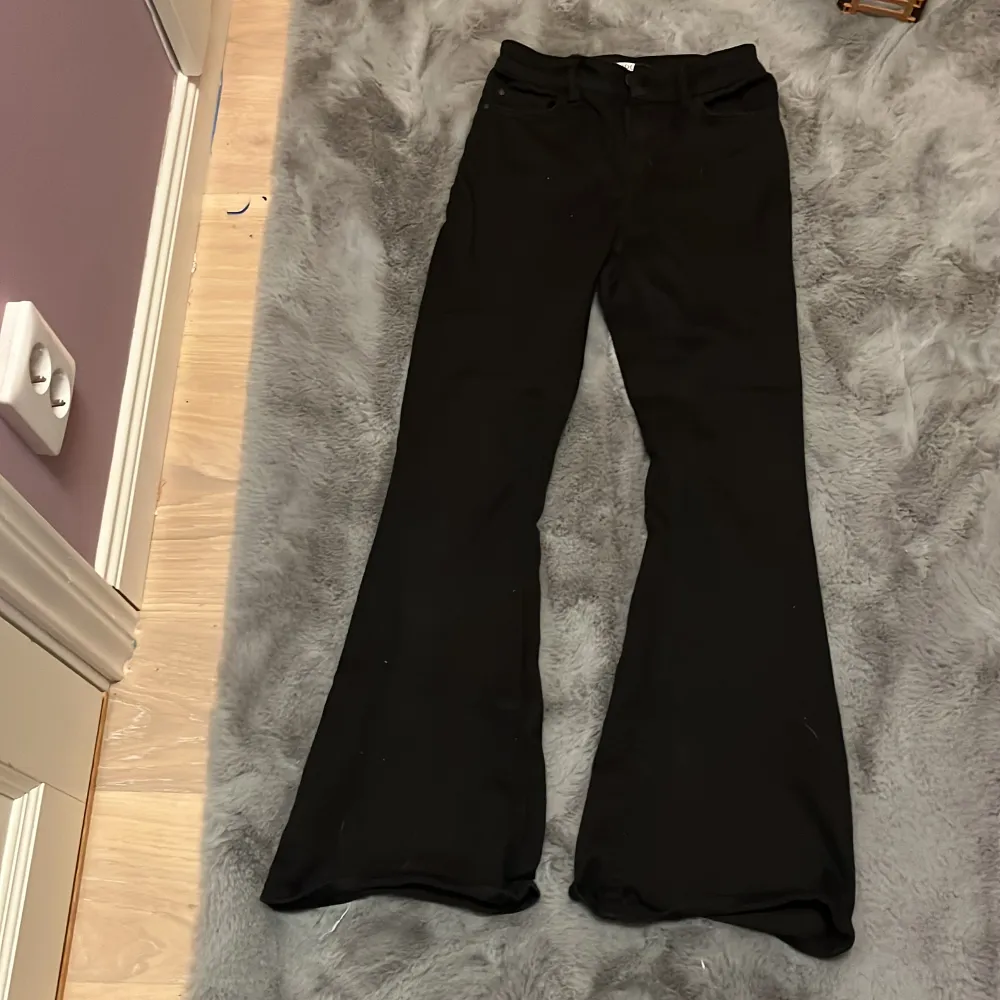 Svarta jeans från Lindex. Storlek 146. Väldigt mjuka och stretchiga💗🍁. Jeans & Byxor.