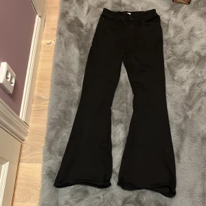 Svarta Jeans - Svarta jeans från Lindex. Storlek 146. Väldigt mjuka och stretchiga💗🍁