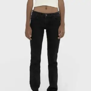 Säljer dessa Bootcut jeans från stradivarius i storlek 36