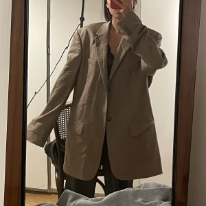 Vintage blazer - Ljusbrun/beige vintage oversize blazer köpt i en vintagebutik i NYC. Herrstrl: 42  Säljes pga för stor på mig så den skulle passa nån som är längre, inga anmärkningar och i fint skick. Jag är 161 cm för storleksreferens!