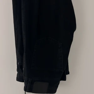  jeans svarta loose  - Cond 10/10 inte använda den jag köpte dem 