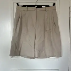 Oversize kostymshorts, aldrig använda. Weekday