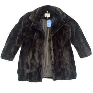 Pälsjacka - Jättemysig pälsjacka perfekt till hösten, säljer då jag köpte en likadan så denna har även lappen kvar från sellpy. Kontakta om du är intresserad eller har fler frågor🫶