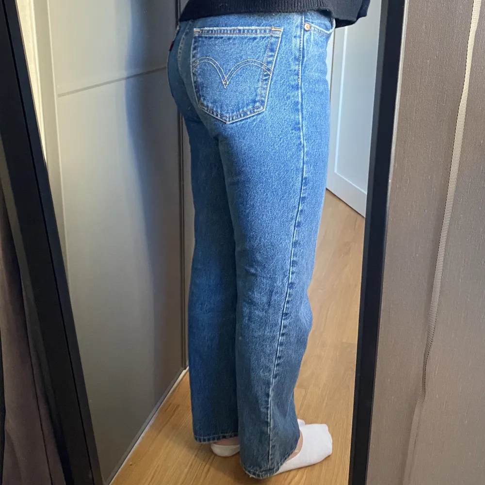 Levis 501 mellanblå lite korta på mig som är 165cm men de beror såklart på vad man föredrar, väldigt bra skick. Jeans & Byxor.
