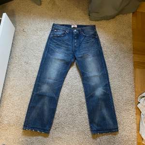 Levis jeans modell 501. W:32 L:32. Dock är de uppklippta så längden är L:29/L:30 egentligen. Nypris: 1195