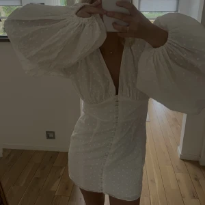 adoore klänning - säljer denna helt nya underbara klänning då den tyvärr inte passade mig. Perfekt till student/midsommar/avslutning 🩷❤️🧡 Nypris: 1495