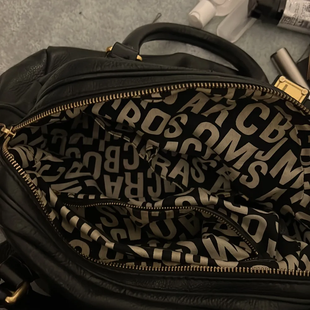 En sån fin Marc Jacobs väska som är perfekt till skolan, man får plats med så mycket i den här väskan och den passar till alla outfits. Är villig att byta till en mindre Marc Jacobs väska. ❤️. Väskor.