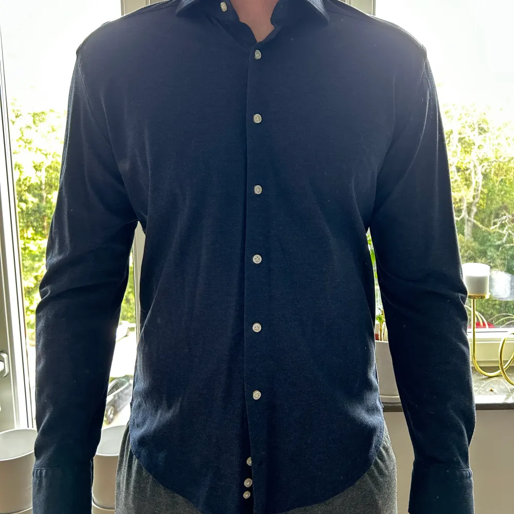 En helt ny skjorta från La Chemise, det blev en felbeställning. Väldigt skönt material och har en fin mörkblå färg.  Storleken är 41 men skulle säga att den passar en L och är slimfit  NYPRIS:900kr. Skjortor.