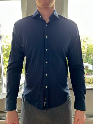 En helt ny skjorta från La Chemise, det blev en felbeställning. Väldigt skönt material och har en fin mörkblå färg.  Storleken är 41 men skulle säga att den passar en L och är slimfit  NYPRIS:900kr