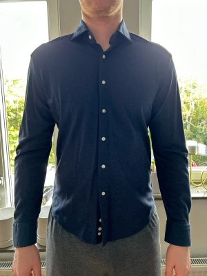 NY skjorta - En helt ny skjorta från La Chemise, det blev en felbeställning. Väldigt skönt material och har en fin mörkblå färg.  Storleken är 41 men skulle säga att den passar en L och är slimfit  NYPRIS:900kr