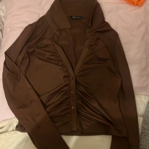 Långärmad brun tröja - Nyskick, använd 1 gång. Otrolig brun färg. Tröja från Nelly. Köpt för 200/300 kronor. Storlek m men mer som en s. 