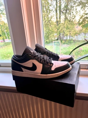 Nike Air Jordan 1 Low Navy - Säljer nu mina Nike air jorden low i färgen navy. Riktigt snygga skor som är använda med creasing skydd. Använt fåtal gånger och varsamt använda. Säljer pågrund av försmå i storleken. 