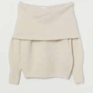 Stickad tröja - Stickad off shoulder tröja! Nyskick och prislappen är kvar då den tyvärr inte passade mig💞 storlek xs men tror den passar s och m också då den är stor i storleken! Köp direkt för 250kr!