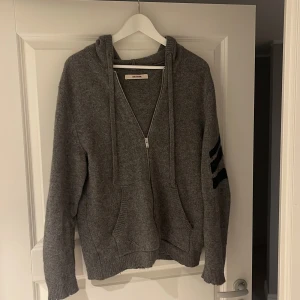 Zadig Voltaire Zip hoodie  - Medelgrå, 100% karshmire, ribbstickad kant, Stl S, dom är väldigt stora i stl 