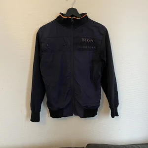 Hugo Boss full zip tröja - Super skön material Tröja. Passar bra till höst. Strl S Nypris 1200kr. Använt då och då men den är i bra skick 