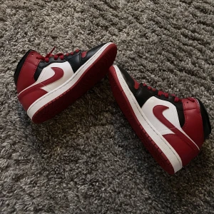 Air Jordan 1 mid  - Säljer ett par oanvända Jordan 1 mid då dom ej kommer till användning, pris kan diskuteras  Ordinarie pris 1500kr 