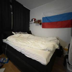 Behöver sälja min säng för ska flytta utomlands sängen har special madrasser och kan hämtas upp i Stockholm 