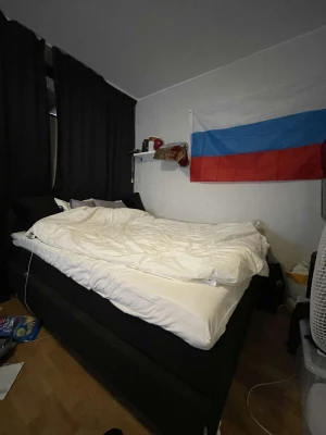 Säng  - Behöver sälja min säng för ska flytta utomlands sängen har special madrasser och kan hämtas upp i Stockholm 